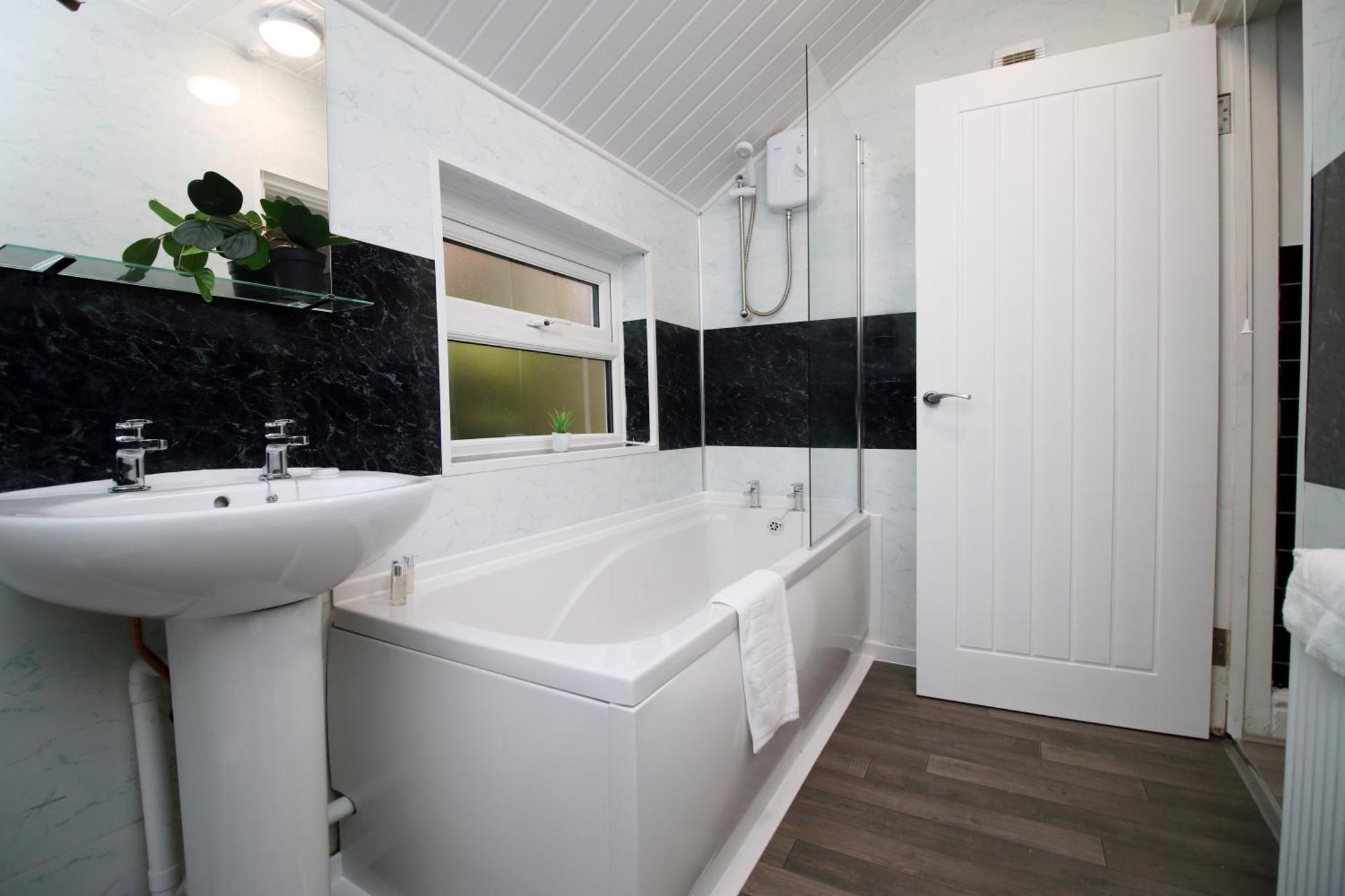 Spacious 4 Bedroom House - Moira Lodge By Ty Sa Cardiff Exterior foto